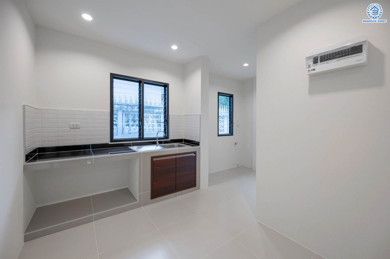 บ้านมือสองตกแต่งใหม่ คุณภาพแบรนด์ LH โครงการ ชลลดา บางบัวทอง เนื้อที่ 99 ตร.ว. ตกแต่งหรูหรา ฟังก์ชันจัดเต็ม 3 ห้องนอน 3 ห้องน้ำ จอดรถได้ 1 คัน พร้อม Facilities ครบ! บนทำเลคุณภาพ เชื่อมต่อได้หลายเส้นทาง ใกล้เซ็นทรัลเวสต์เกต และรถไฟฟ้า "สถานีบางพลู"